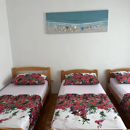 아파트 Two Bedroom Ivana - 150 M From The 비르